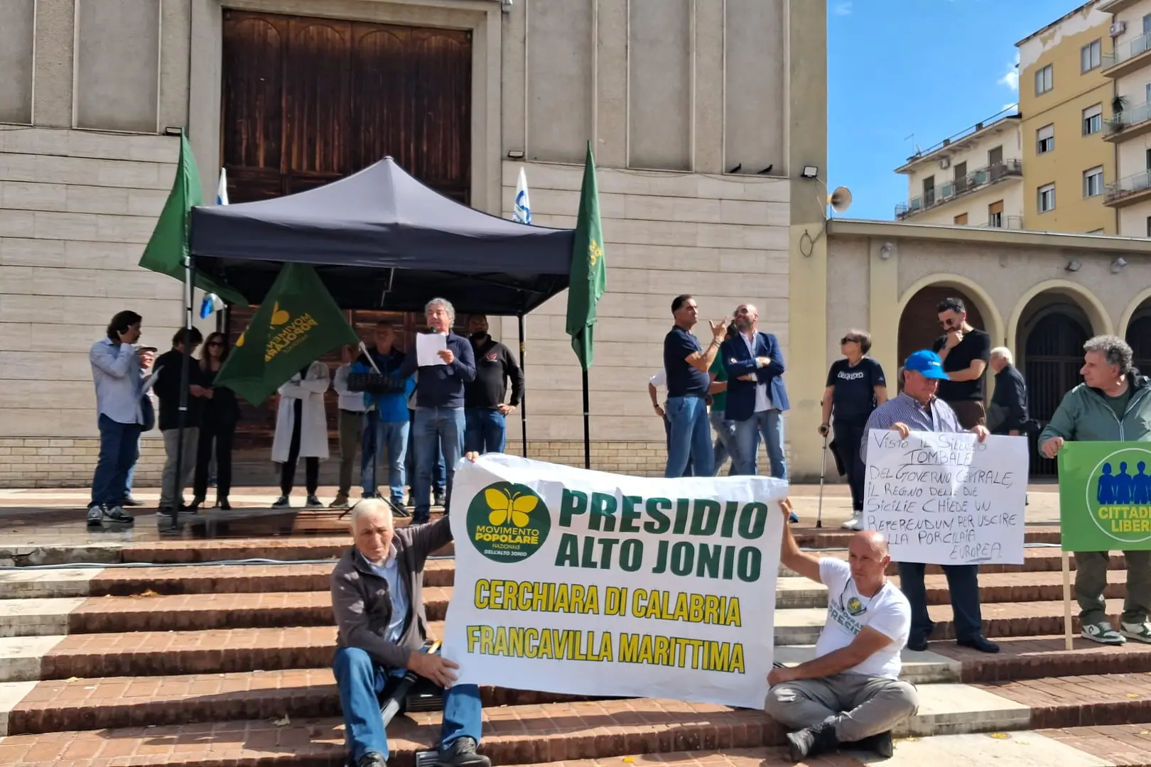 «Occhiuto e Gallo smettano di pensare ai reel»: a Cosenza la rabbia di agricoltori e cittadini contro il caro vita\n