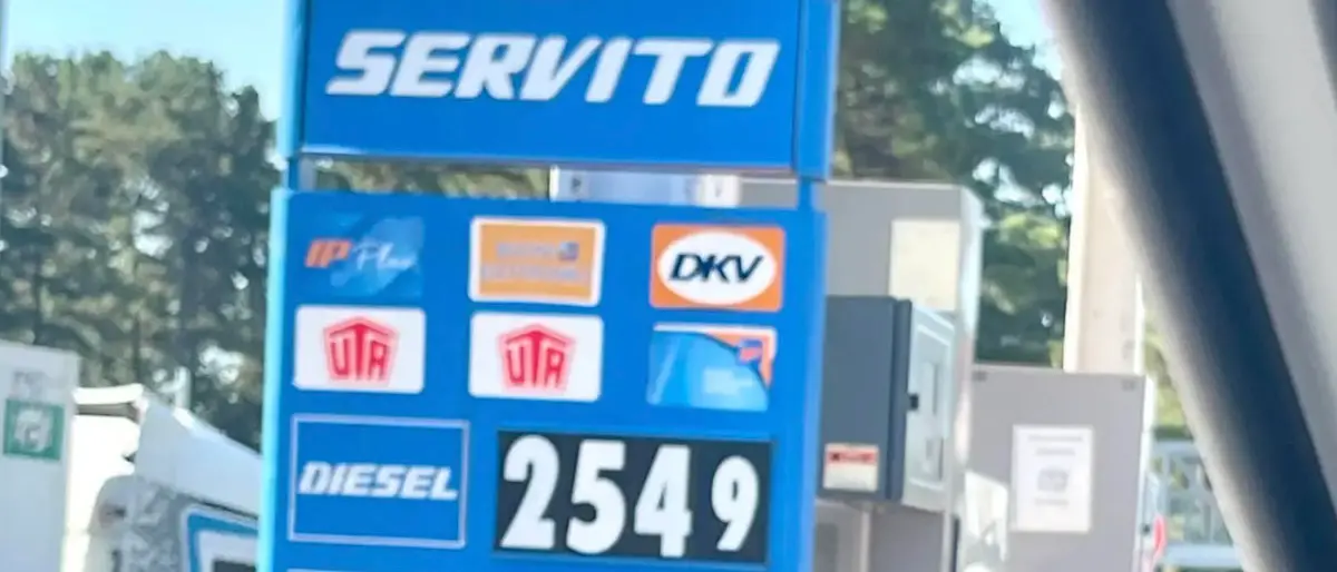 Caro carburanti, in Calabria ogni camion costa 11.200 euro in più: «Le imprese rischiano di fermarsi»\n