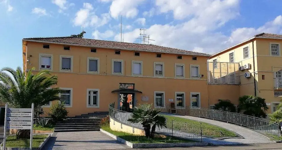 Operazione della polizia penitenziaria nel carcere di Cosenza: sequestrati telefoni e droga\n