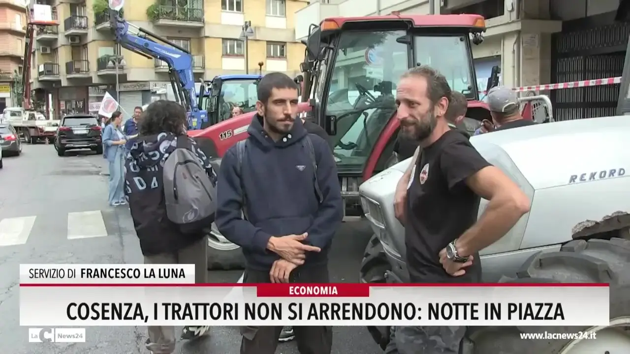 Cosenza, i trattori non si arrendono: notte in piazza