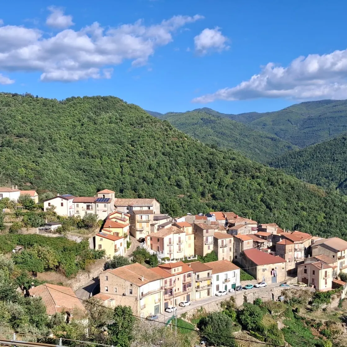 Ad Aprigliano la scienza incontra il territorio con la Rete dei Borghi del Benessere: nasce Longevity City\n
