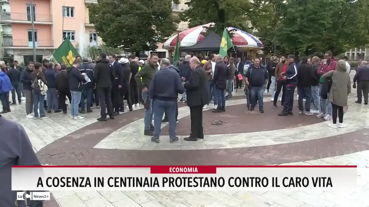 A Cosenza in centinaia protestano contro il caro vita