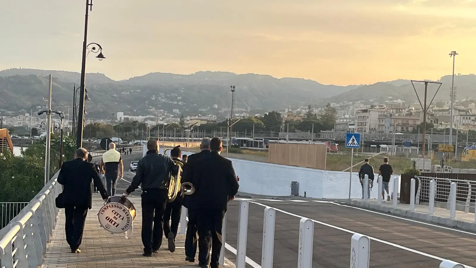 Un nuovo collegamento per la citt\\u00E0, una viabilit\\u00E0 ridisegnata e una vista privilegiata sullo Stretto. Dopo 58 giorni di lavori, il ponte sul Calopinace \\u00E8 stato inaugurato all\\'alba, alla presenza di migliaia di cittadini. L\\'infrastruttura, ora percorribile a doppio senso, restituisce continuit\\u00E0 alla viabilit\\u00E0 costiera e apre nuove prospettive per il Parco Lineare Sud.