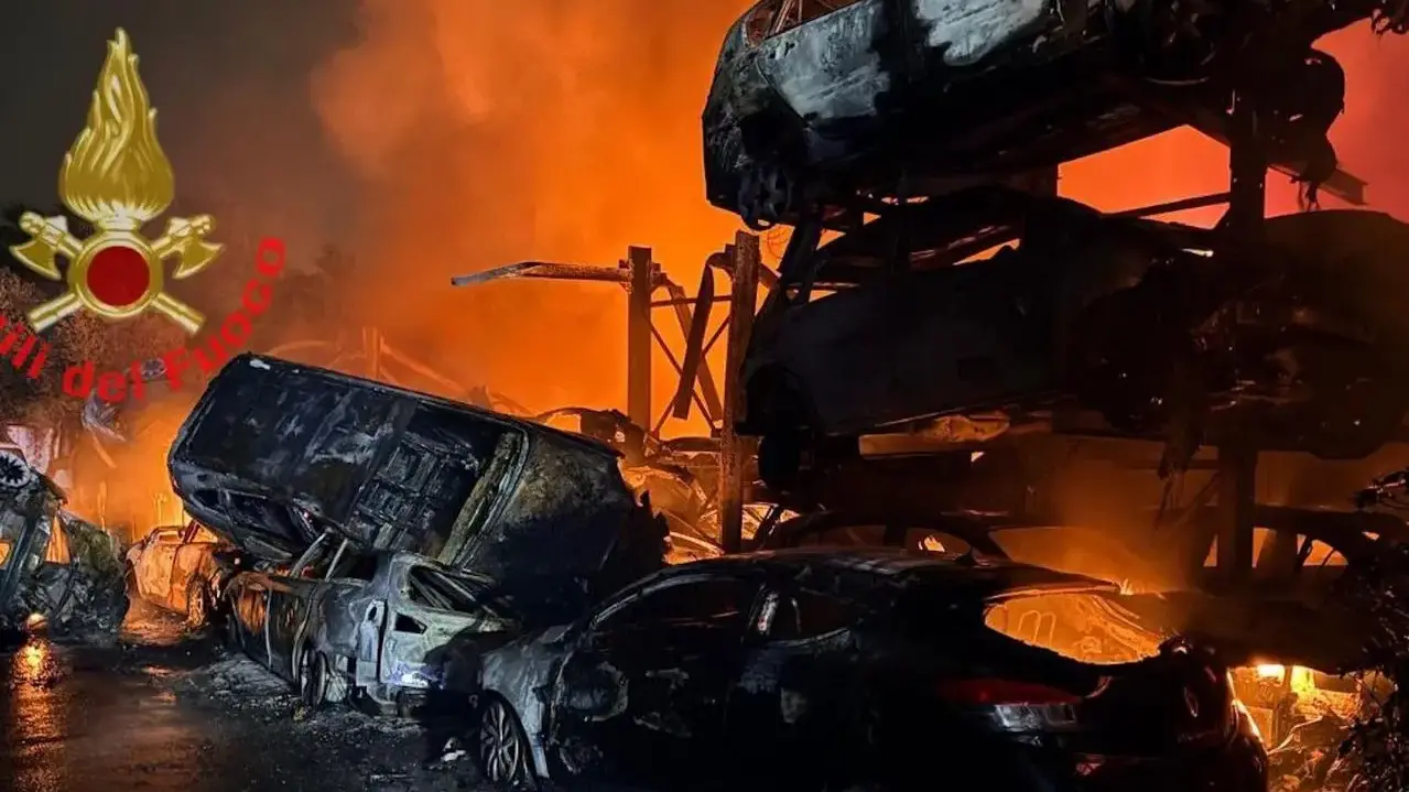 <p>Incendio doloso a Monza, <span style=\"color:hsl(0,75%,60%);\">due calabresi arrestati</span>: «Ritorsione mafiosa» dietro il rogo dell'autodemolitore – <span style=\"color:hsl(0, 75%, 60%);\">NOMI</span></p>