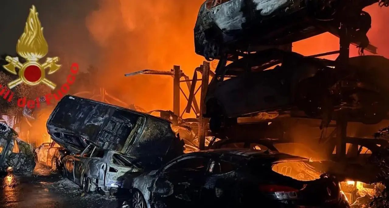 <p>Incendio doloso a Monza, <span style=\"color:hsl(0,75%,60%);\">due calabresi arrestati</span>: «Ritorsione mafiosa» dietro il rogo dell'autodemolitore – <span style=\"color:hsl(0, 75%, 60%);\">NOMI</span></p>