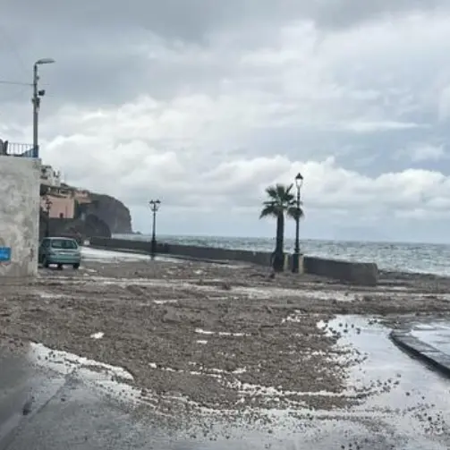Maltempo a Lipari, allagamenti ed esondazioni: decine di abitazioni invase dall’acqua\n