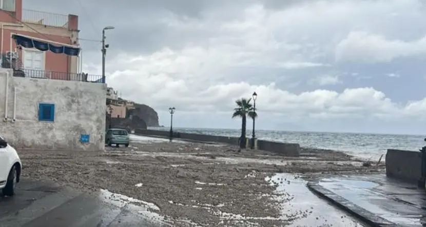 Maltempo a Lipari, allagamenti ed esondazioni: decine di abitazioni invase dall’acqua\n