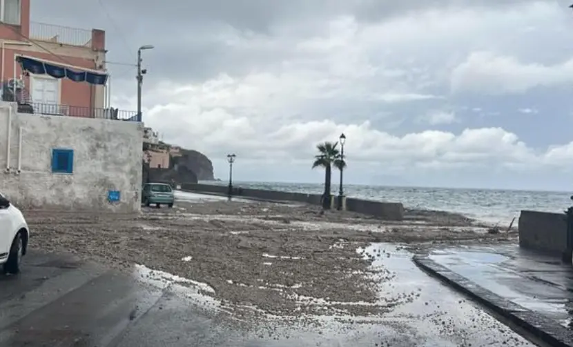 Maltempo a Lipari, allagamenti ed esondazioni: decine di abitazioni invase dall’acqua\n