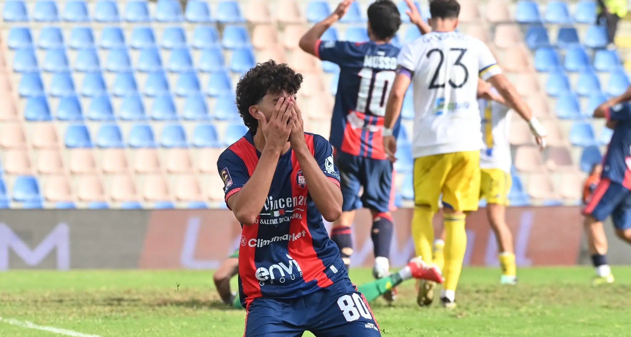 Crotone, altra beffa allo Scida: il Cerignola passa 3-2, gli squali restano a zero punti\n\n\n