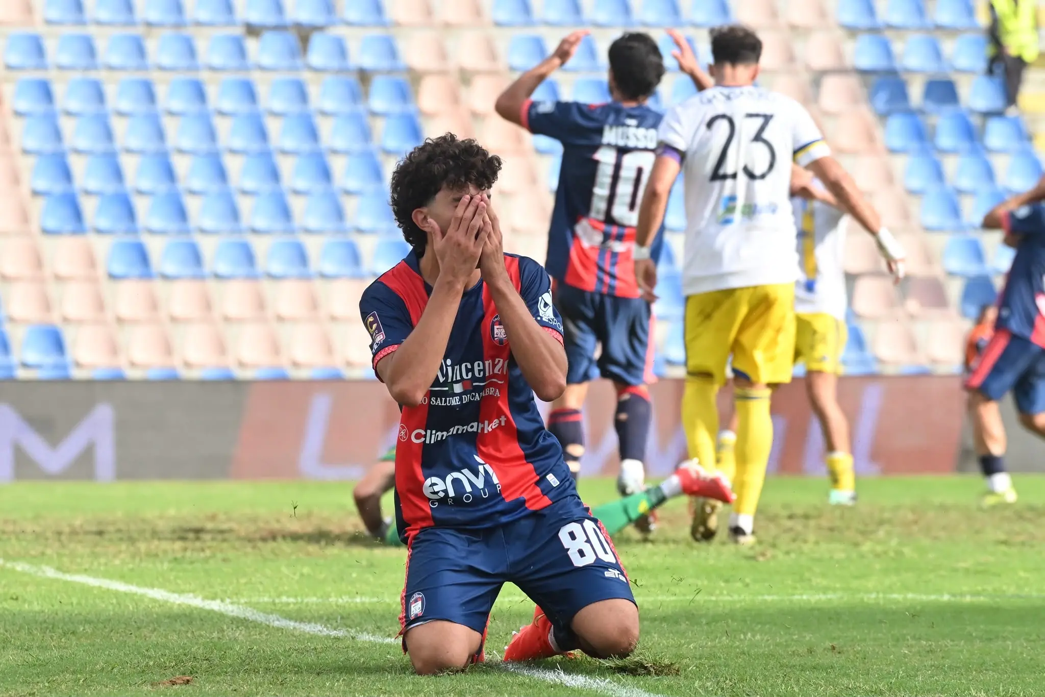Crotone, altra beffa allo Scida: il Cerignola passa 3-2, gli squali restano a zero punti\n\n\n