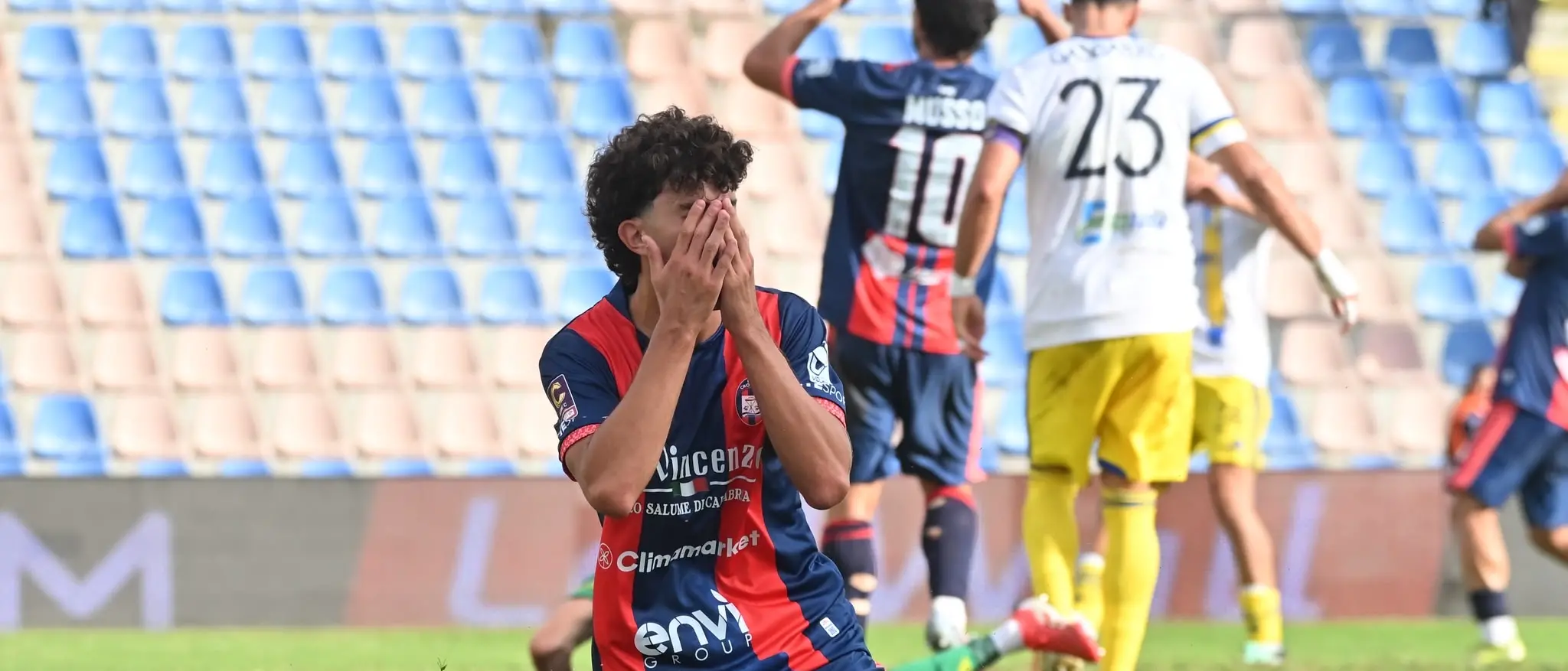 Crotone, altra beffa allo Scida: il Cerignola passa 3-2, gli squali restano a zero punti\n\n\n
