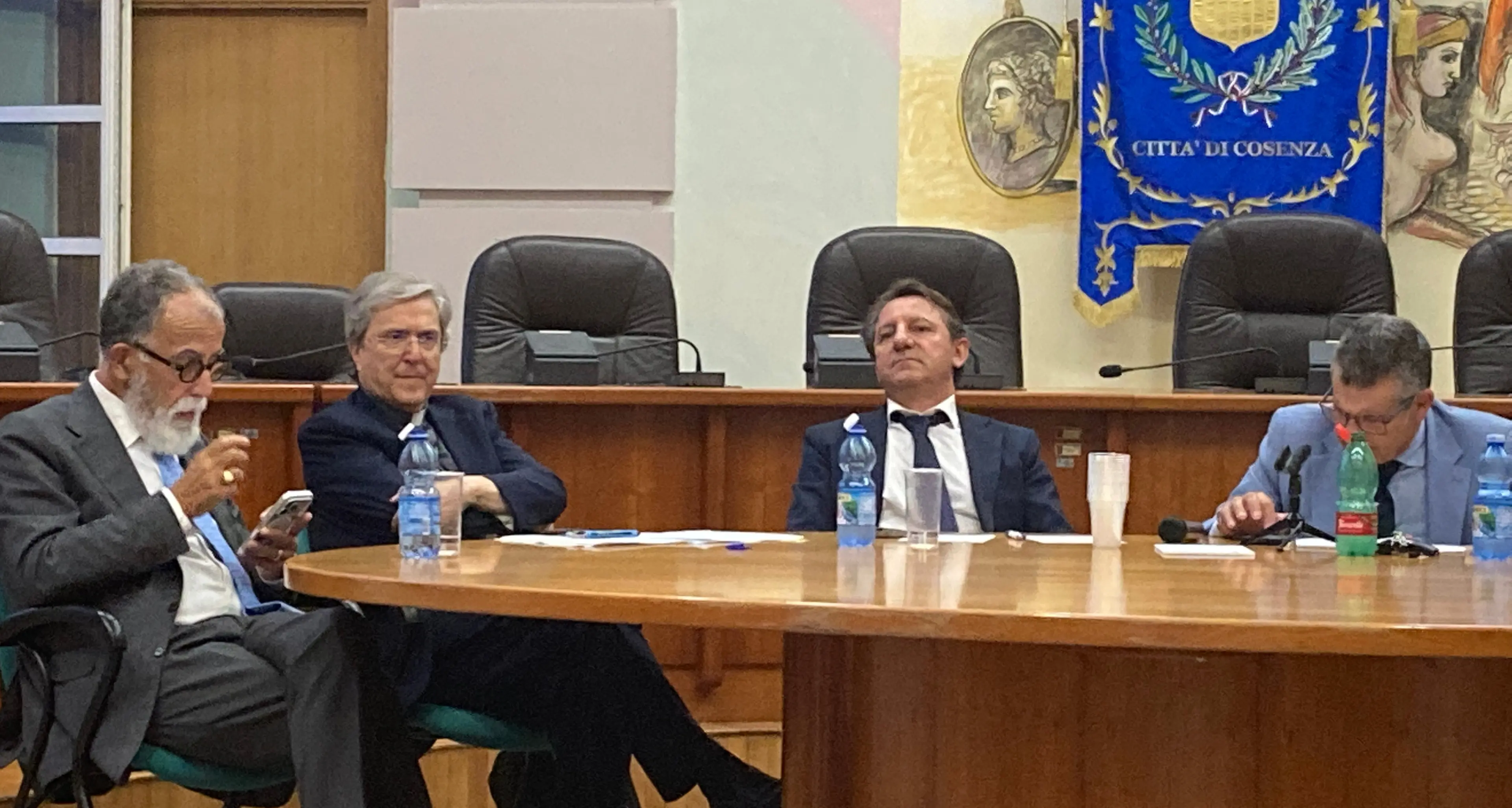 «Rimettere la pace al centro dell’agenda politica europea»: a Cosenza la firma di un documento rivolto all’UE\n