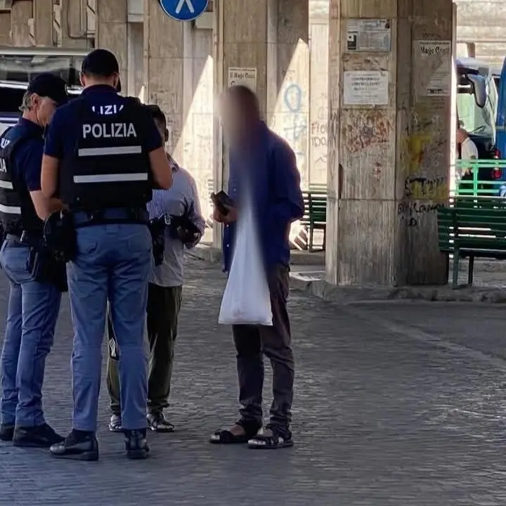 Cosenza, controlli straordinari della Polizia in piazza Autolinee\n
