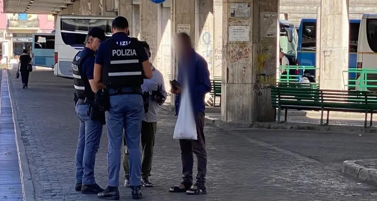 Cosenza, controlli straordinari della Polizia in piazza Autolinee\n