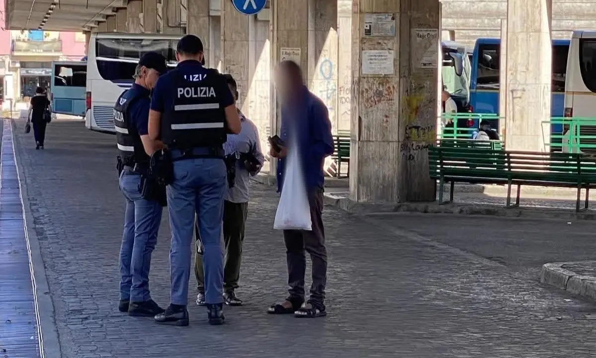 Cosenza, controlli straordinari della Polizia in piazza Autolinee\n