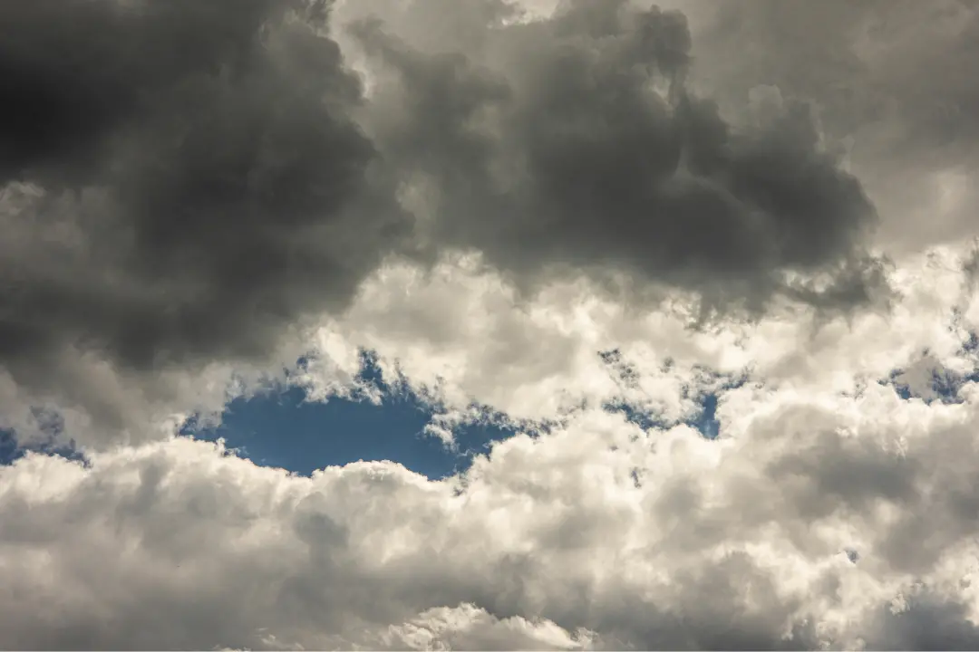 <p>Maltempo, <span style=\"color:hsl(0, 75%, 60%);\">il Vibonese passa in allerta gialla</span>: domenica migliora, ma resta il rischio di criticità</p>