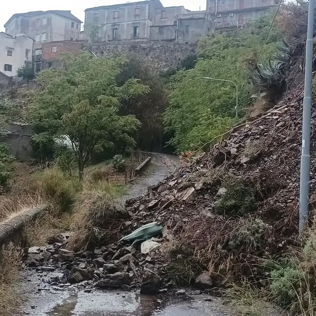 «Basta silenzi e abbandono»: il grido di San Lorenzo dopo le frane che minacciano le ultime vie di collegamento\n