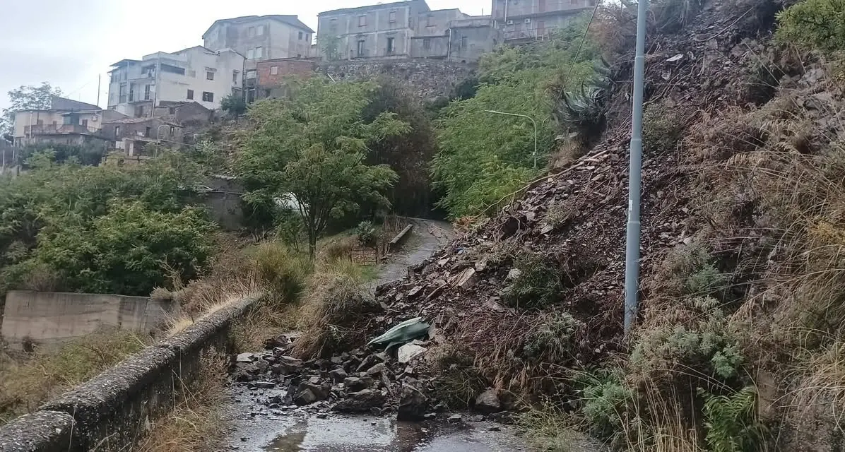 «Basta silenzi e abbandono»: il grido di San Lorenzo dopo le frane che minacciano le ultime vie di collegamento\n