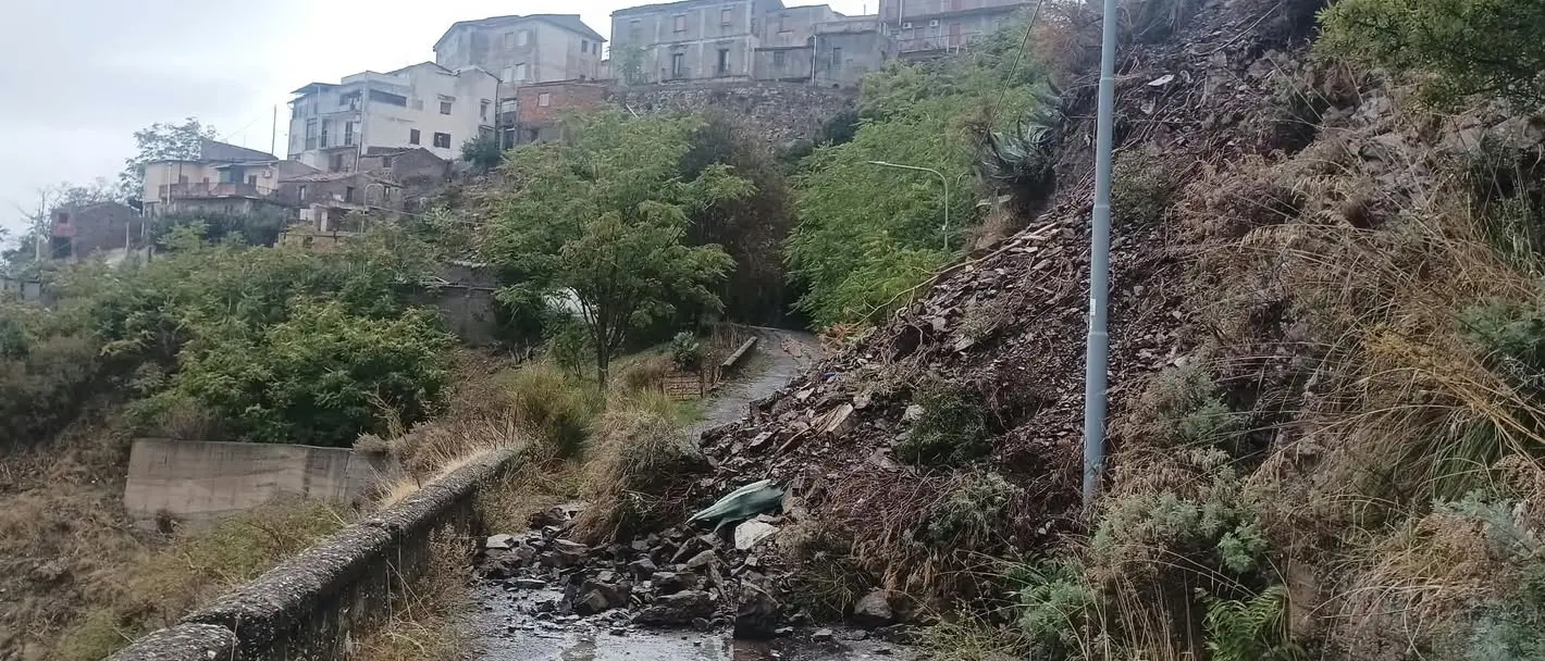 «Basta silenzi e abbandono»: il grido di San Lorenzo dopo le frane che minacciano le ultime vie di collegamento\n