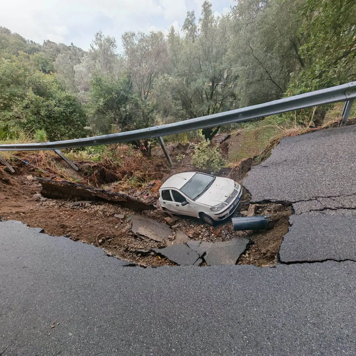 <p>Nel Reggino <span style=\"color:hsl(0, 0%, 0%);\">la strada “mangia” un'auto</span>: ferito il conducente, tragedia sfiorata. Roccaforte ufficialmente isolata</p>