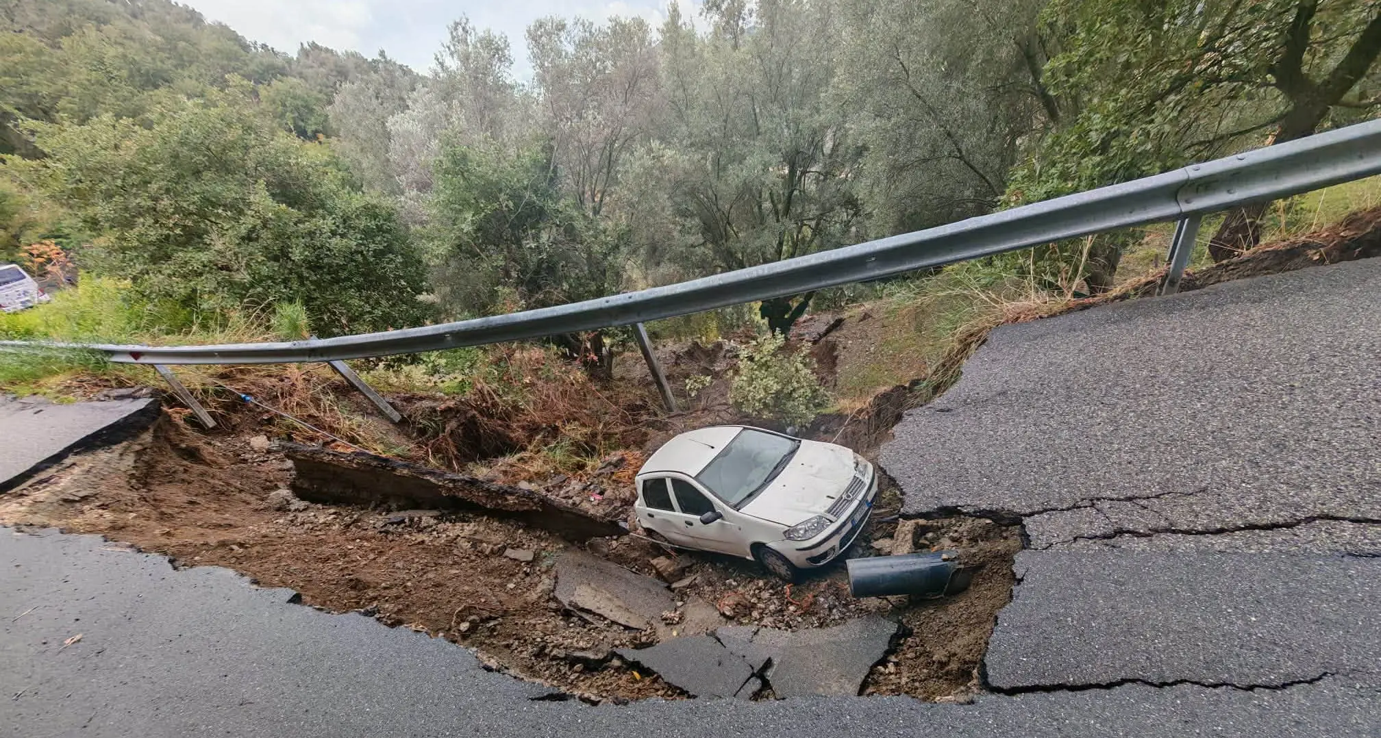 <p>Nel Reggino <span style=\"color:hsl(0, 75%, 60%);\">la strada “mangia” un'auto</span>: ferito il conducente, tragedia sfiorata. Roccaforte ufficialmente isolata</p>