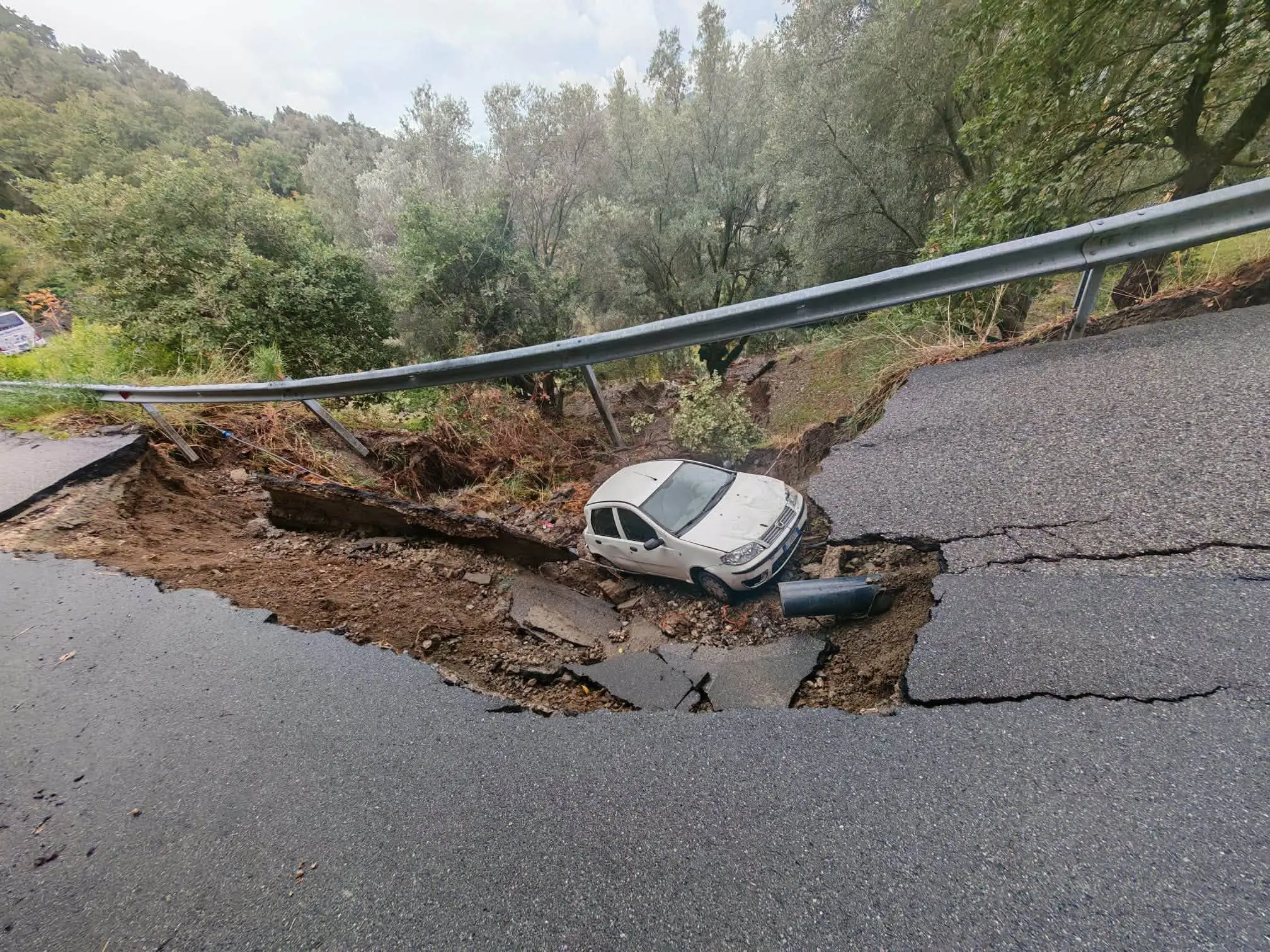 <p>Nel Reggino <span style=\"color:hsl(0, 0%, 0%);\">la strada “mangia” un'auto</span>: ferito il conducente, tragedia sfiorata. Roccaforte ufficialmente isolata</p>