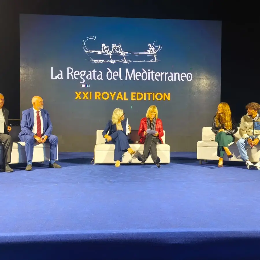 <p>Sport e spettacolo si fondono nella finale in notturna della <span style=\"color:hsl(0, 75%, 60%);\">Regata del Mediterraneo</span>: vincono le fiamme gialle</p>