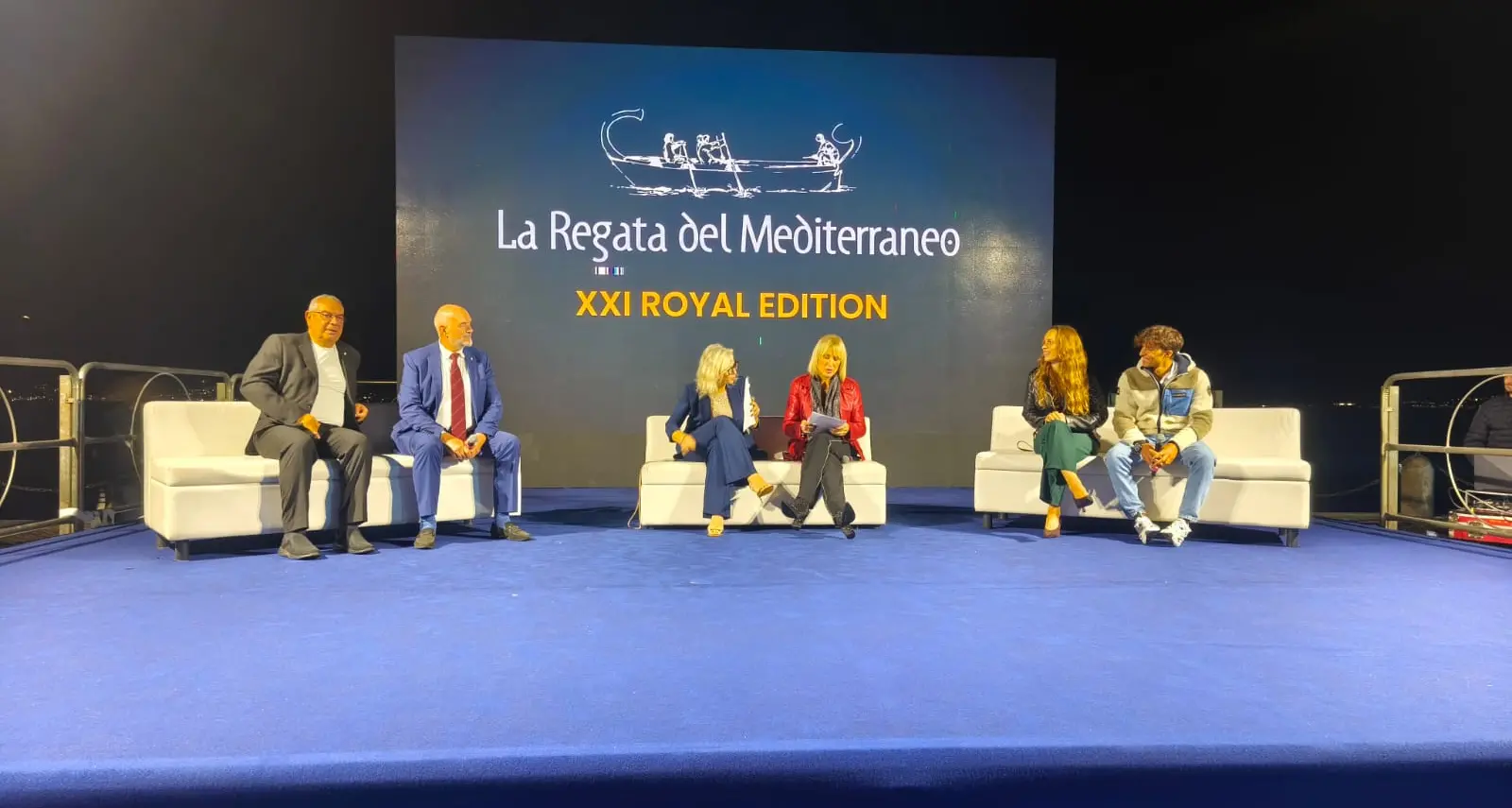 Sport e spettacolo si fondono nella finale in notturna della Regata del Mediterraneo: vincono le fiamme gialle\n
