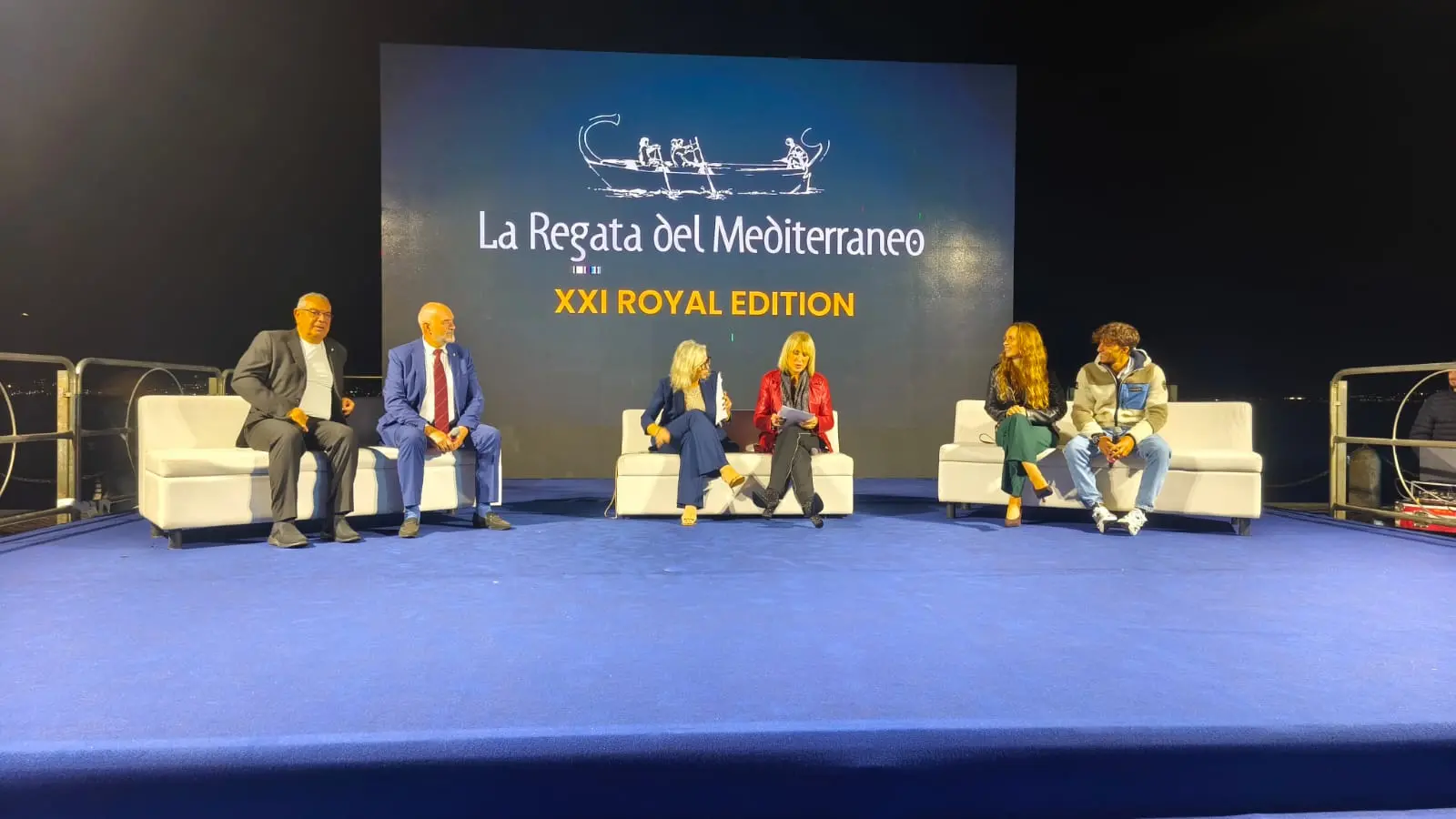 Sport e spettacolo si fondono nella finale in notturna della Regata del Mediterraneo: vincono le fiamme gialle\n