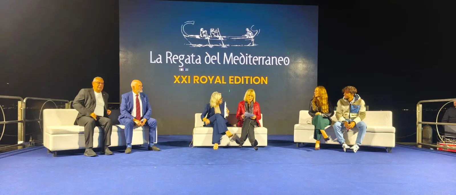 Sport e spettacolo si fondono nella finale in notturna della Regata del Mediterraneo: vincono le fiamme gialle\n