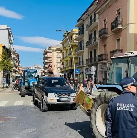 Cosenza, i trattori invadono il centro contro il caro vita: «C’è una Calabria che alza la testa»\n
