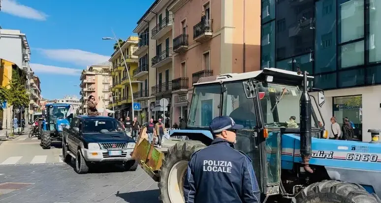 Cosenza, i trattori invadono il centro contro il caro vita: «C’è una Calabria che alza la testa»\n