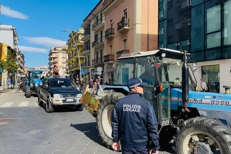 Cosenza, i trattori invadono il centro contro il caro vita: «C’è una Calabria che alza la testa»\n