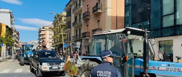 Cosenza, i trattori invadono il centro contro il caro vita: «C’è una Calabria che alza la testa»\n
