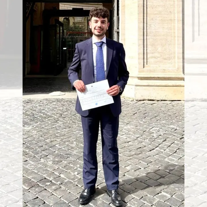 A 27 anni supera il concorso in magistratura: Saracena festeggia il traguardo di Lorenzo Caffè\n