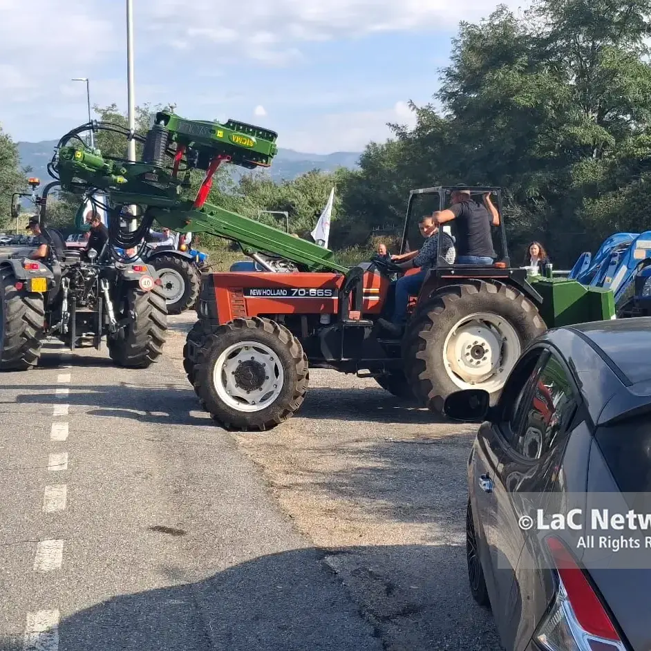 «La Calabria non molla», parte un’altra settimana di proteste: agricoltori e\u00A0trasportatori in piazza contro il caro carburanti\n