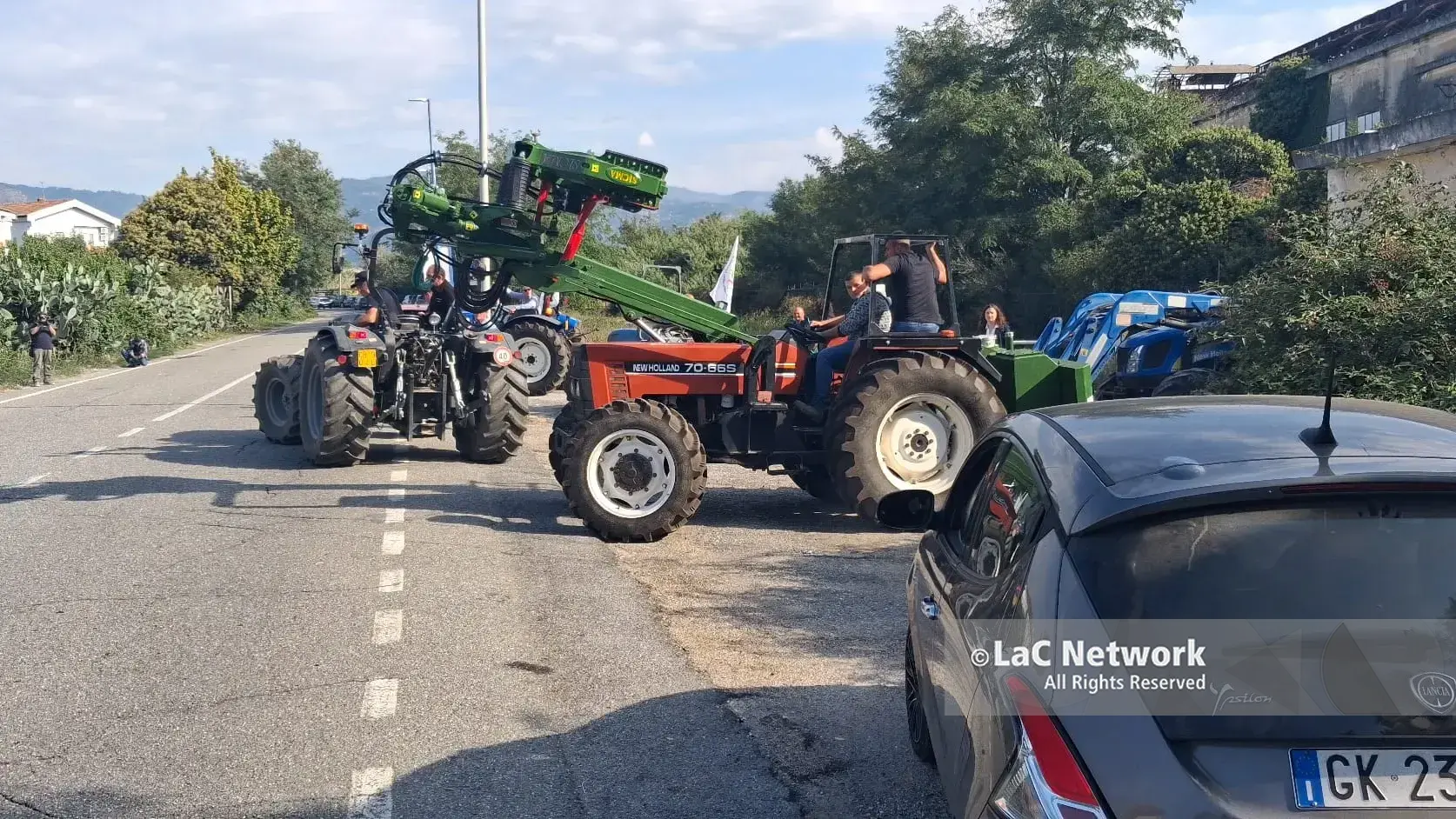 «La Calabria non molla», parte un’altra settimana di proteste: agricoltori e\u00A0trasportatori in piazza contro il caro carburanti\n
