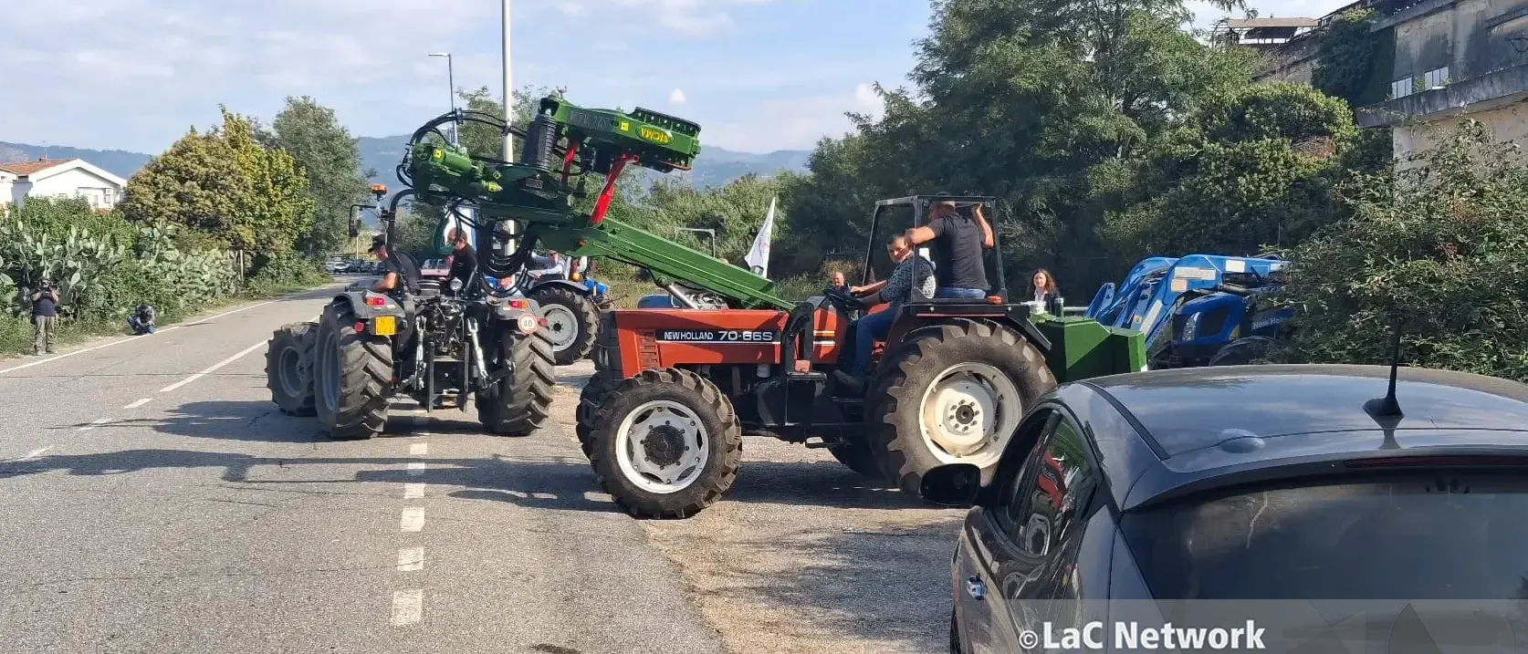 «La Calabria non molla», parte un’altra settimana di proteste: agricoltori e\u00A0trasportatori in piazza contro il caro carburanti\n