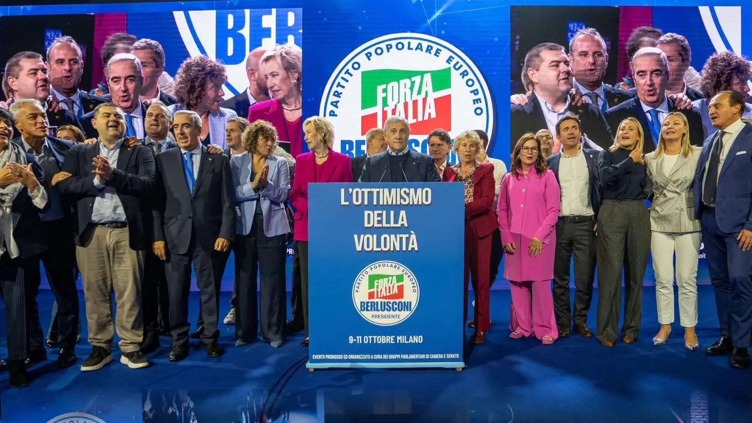 <p>Il palco della convention di Forza Italia &ldquo;L&rsquo;ottimismo della volont&agrave;&rdquo; a Milano</p>\\n