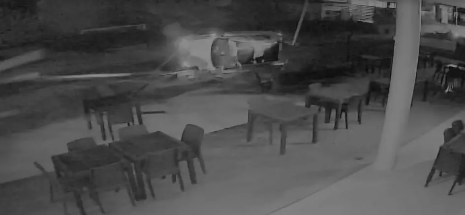 Sellia Marina, auto si ribalta e va a fuoco: carabiniere fuori servizio rompe il parabrezza e salva un 26enne