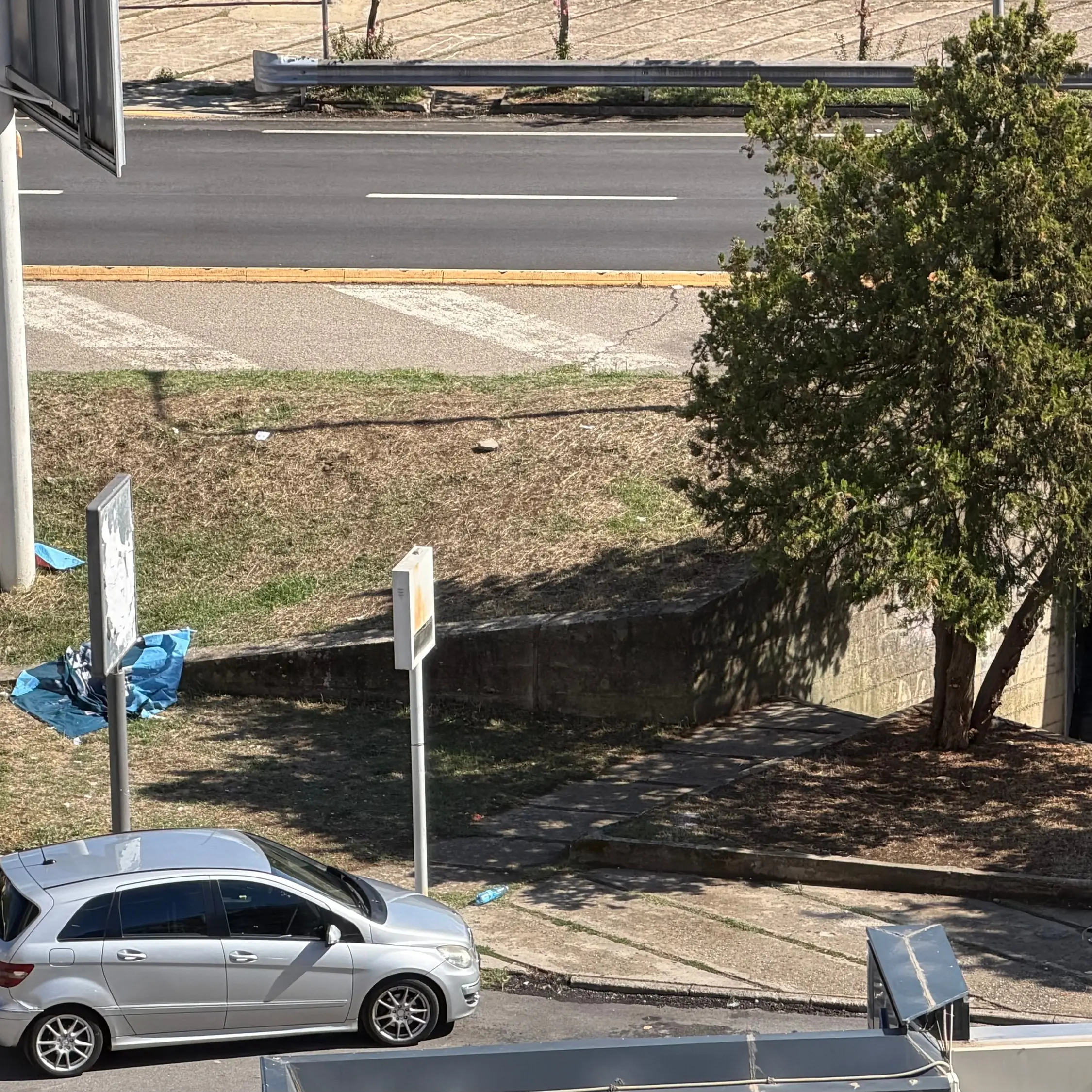 Rifiuti lasciati nell’area verde di via Trieste a Rende, la denuncia di un cittadino: «Così il degrado aumenta»\n