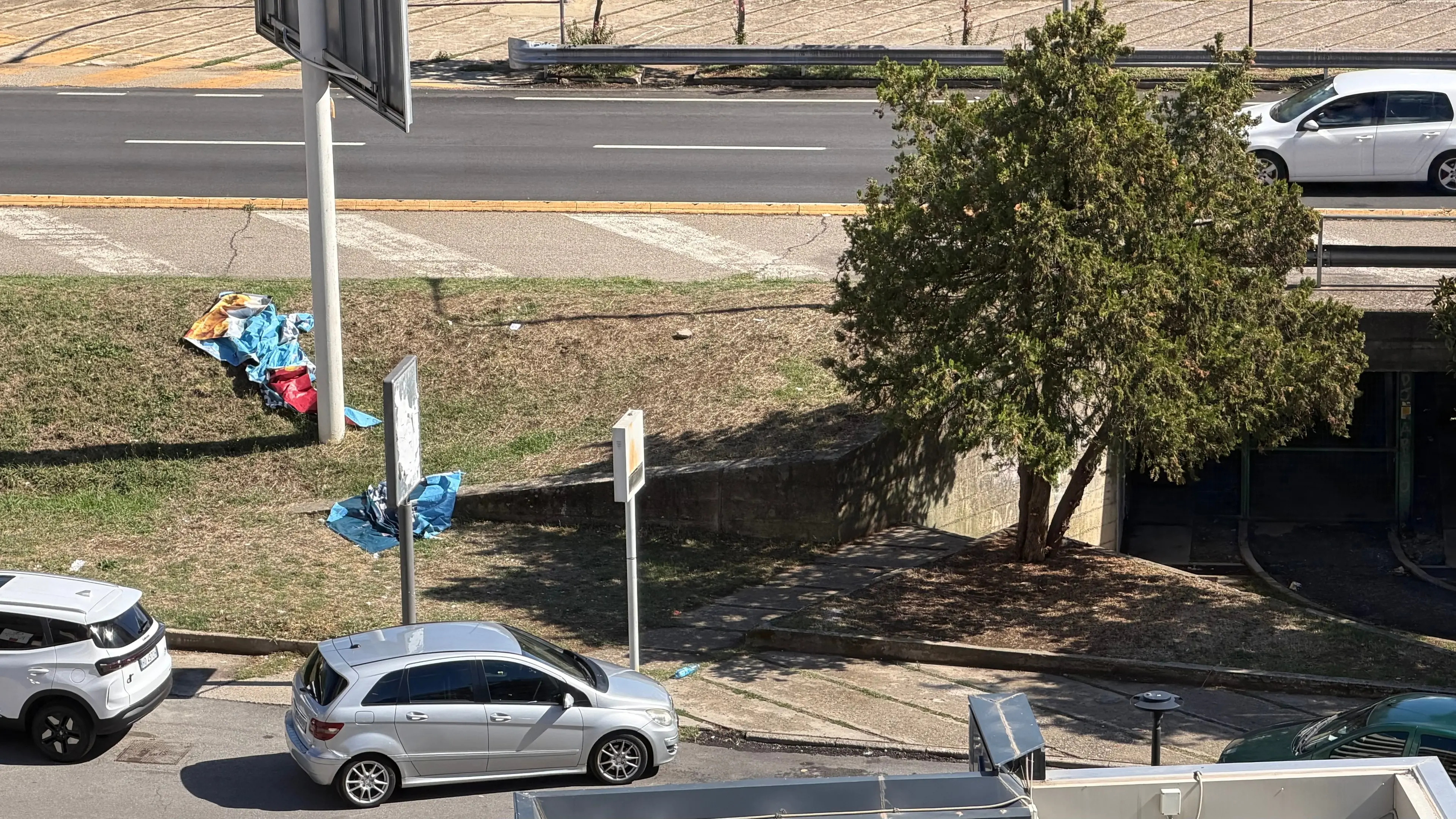 Rifiuti lasciati nell’area verde di via Trieste a Rende, la denuncia di un cittadino: «Così il degrado aumenta»\n