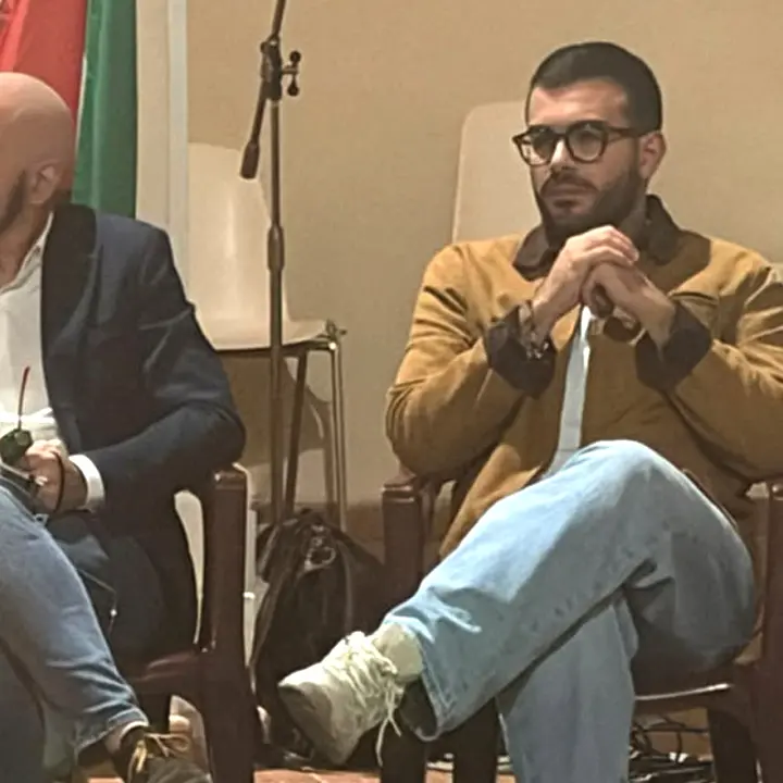 «Vai a raccogliere le fragole»: segretario del Giovani Democratici denuncia dal palco le pressioni di un dirigente del Pd | VIDEO\n