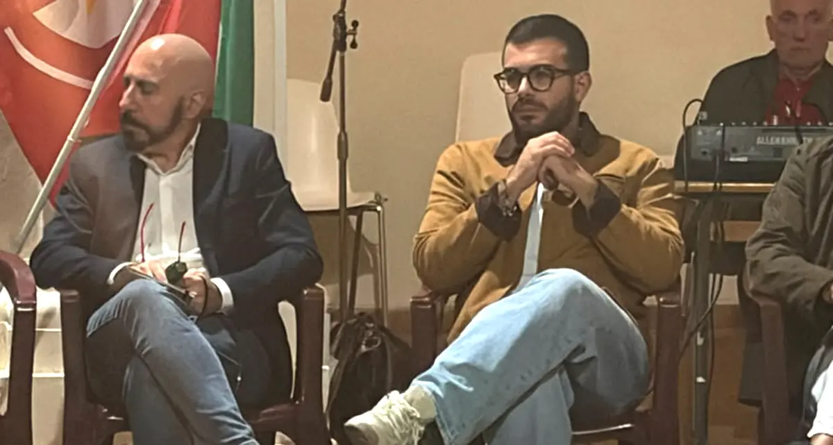 «Vai a raccogliere le fragole»: segretario del Giovani Democratici denuncia dal palco le pressioni di un dirigente del Pd | VIDEO\n