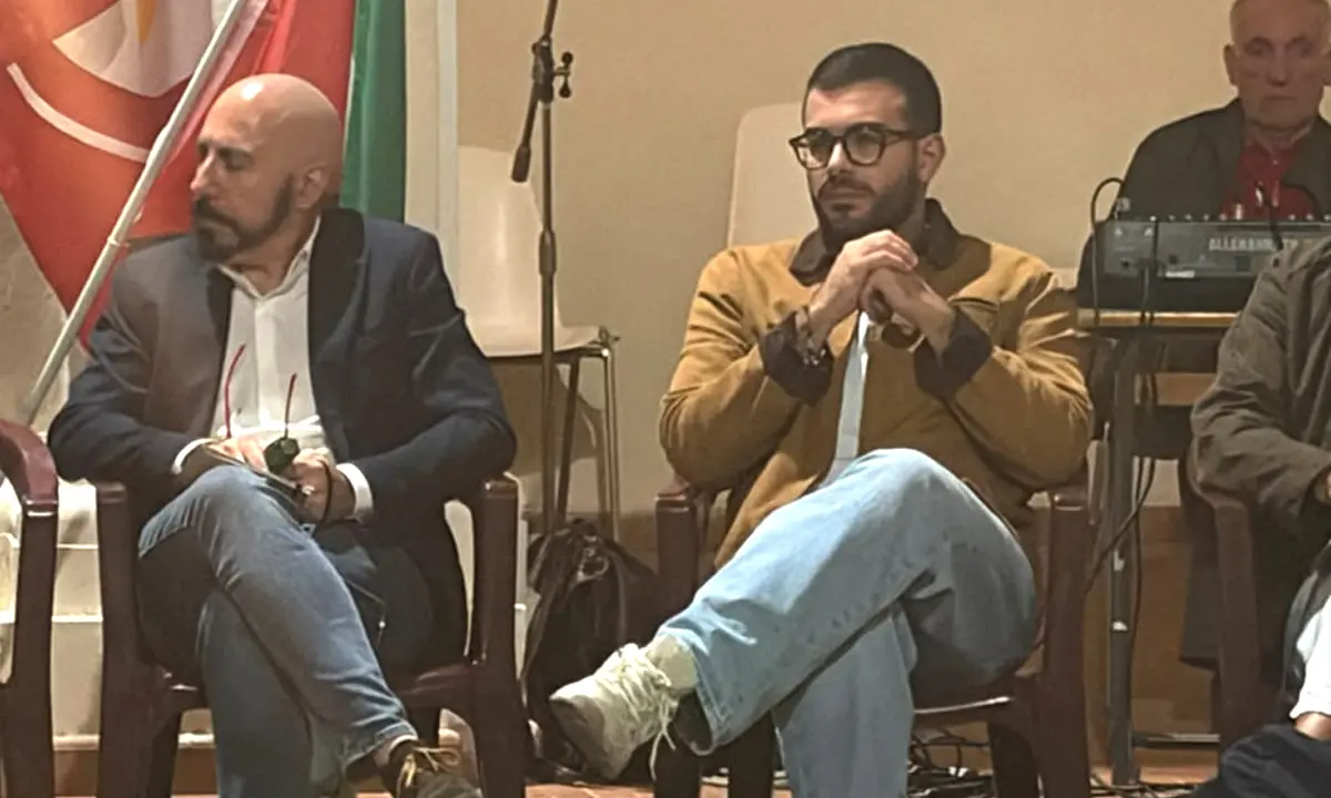 «Vai a raccogliere le fragole»: segretario dei Giovani Democratici denuncia dal palco le pressioni di un dirigente del Pd | VIDEO