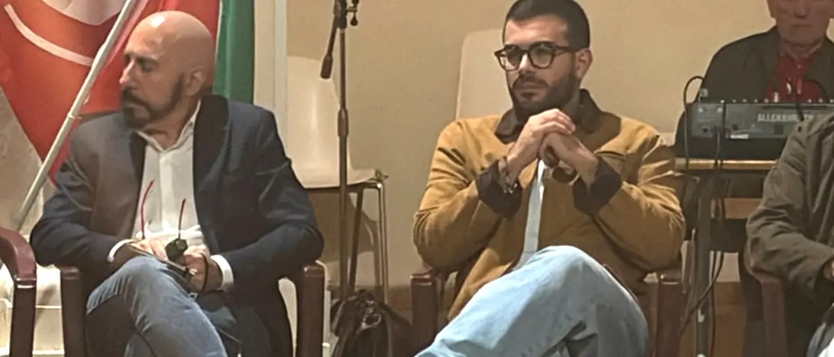 «Vai a raccogliere le fragole»: segretario dei Giovani Democratici denuncia dal palco le pressioni di un dirigente del Pd | VIDEO