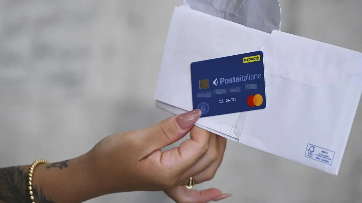 La fila all\\'esterno di una sede del Comune di Napoli per richiedere la carta acquisti: la carta di pagamento del valore di 40 euro mensili di cui possono beneficiare le persone che hanno compiuto 65 anni o hanno figli di et\\u00E0 inferiore ai 3 anni che si trovano in una situazione economica particolarmente disagiata, 21 agosto 2023 ANSA / CIRO FUSCO , ANSA