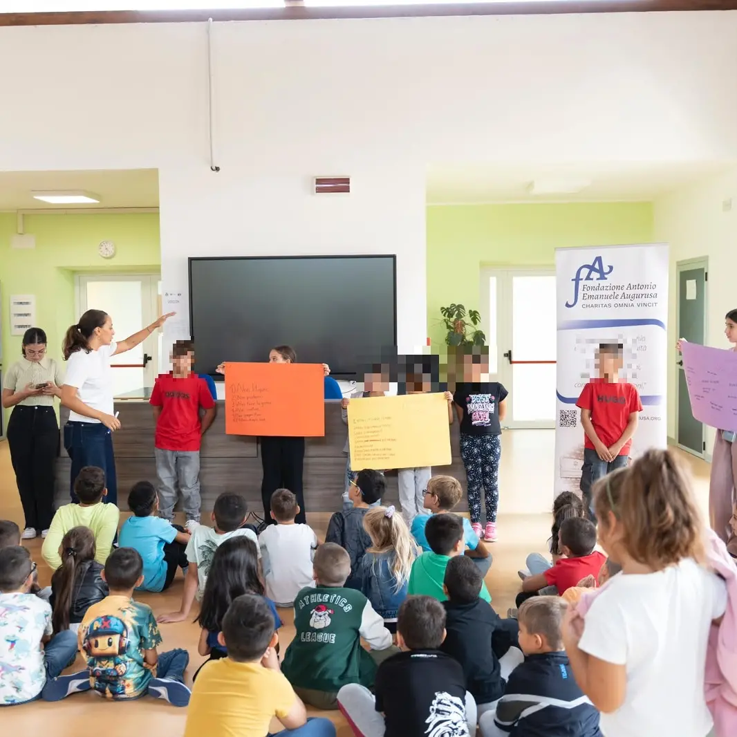 A Filogaso i bambini firmano un “patto di pace”: il sogno della concordia tra i popoli unisce giovani e anziani\n