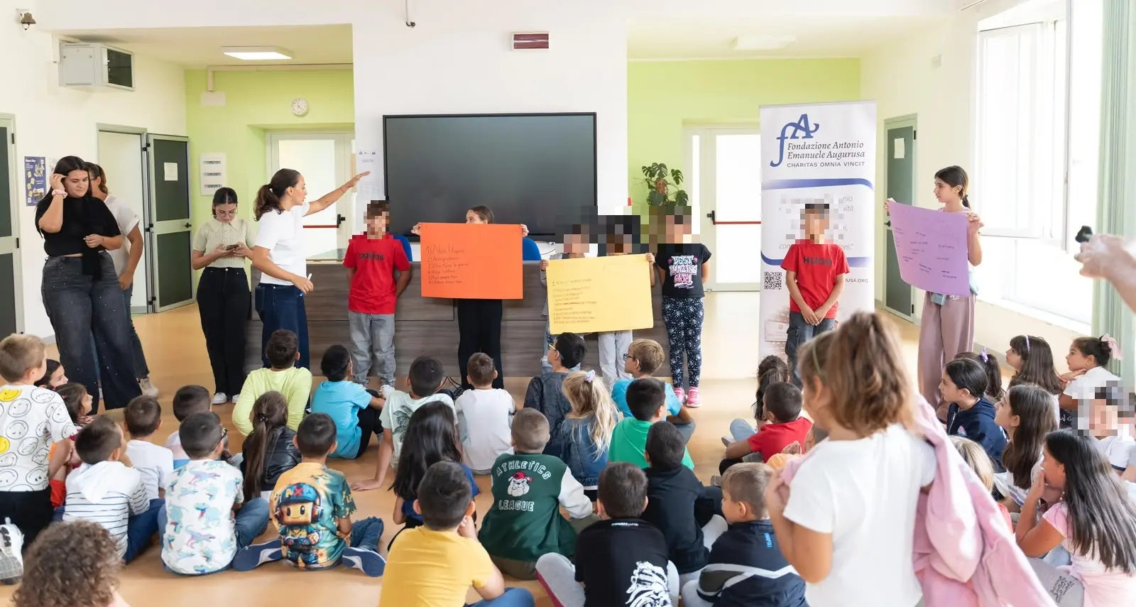 A Filogaso i bambini firmano un “patto di pace”: il sogno della concordia tra i popoli unisce giovani e anziani\n
