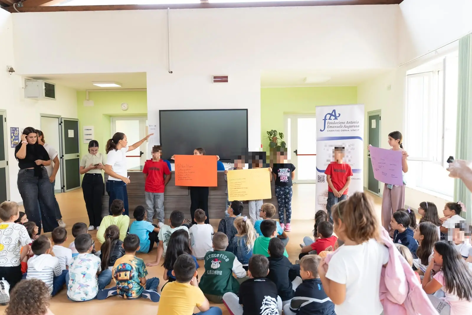 A Filogaso i bambini firmano un “patto di pace”: il sogno della concordia tra i popoli unisce giovani e anziani\n